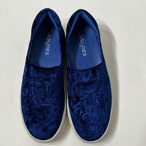 J.Slides women’s  Fashion Sneakers Slip on Blue Velvet Platform Size 8